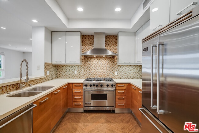 Building Photo - 1517 S Bentley Ave Unit 205