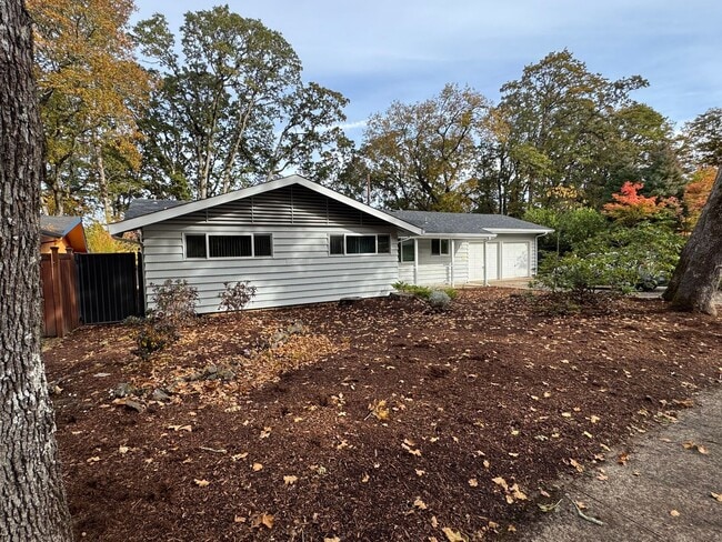 Building Photo - Great 3-Bedroom, 1.5-Bath Home In South Eu...