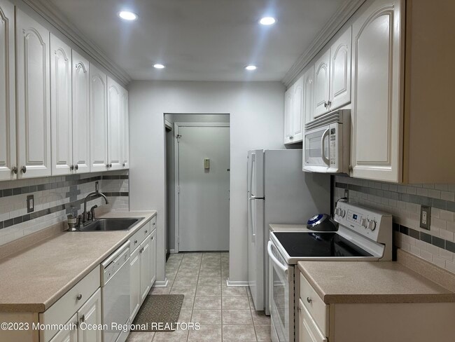 Building Photo - 5 Pine Cluster Cir