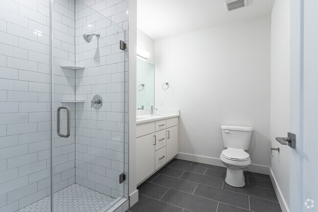 2BR, 2BA - 909SF - Primary Bathroom