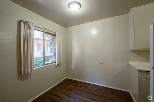 1BR, 1BA - 500SF - Kitchen