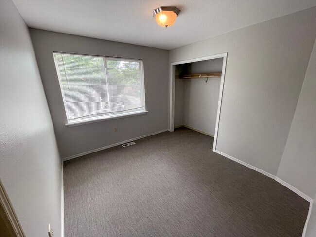 Photo - Great 6 bed, 6 bath Duplex Unit in North Portland with Laundry, Patio