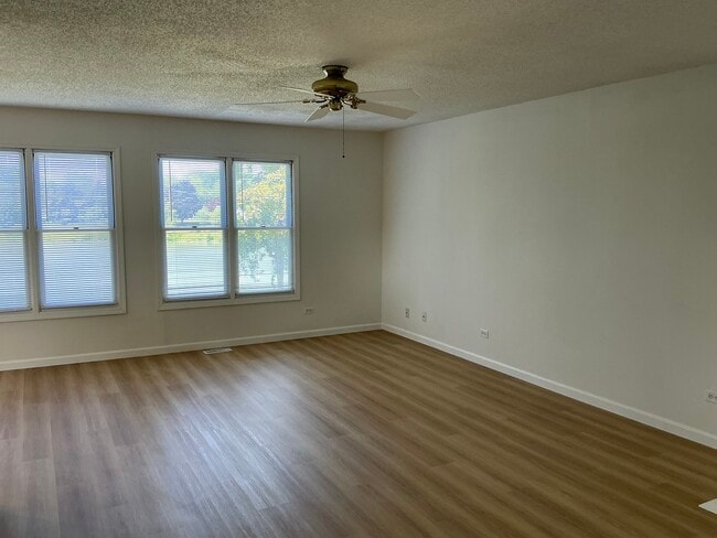 Photo - 1930 N Lakeside Plaza