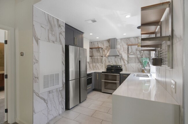 18 Corniche Dr