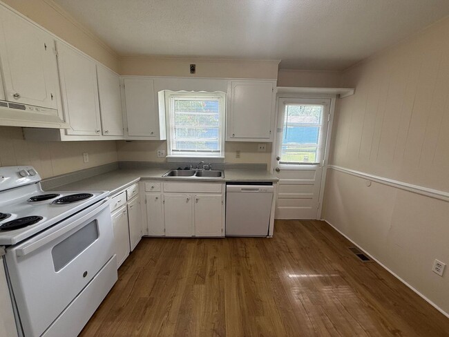 Photo - 1570 Marett Blvd