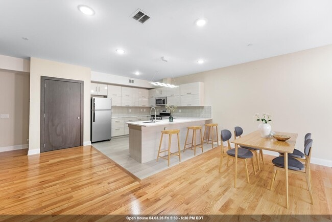 Building Photo - 65-67 Storms Ave Unit 3B