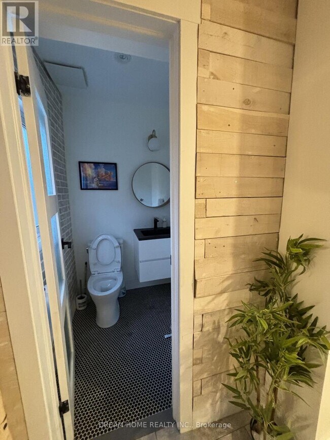 Photo - 160 Olde Bayview Ave