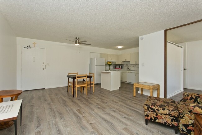 Photo - Waikiki 2 BD 1 PRK w/ Washer/Dryer in Unit Unidad 201