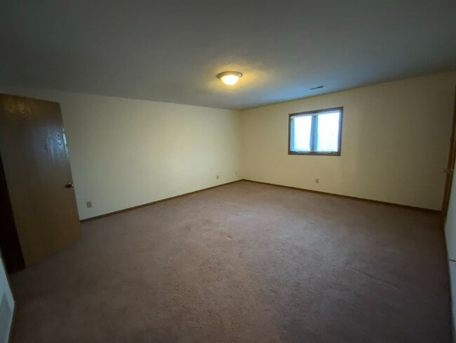 Building Photo - 4 Bedroom 3 Bath Condo