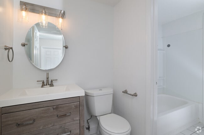 2BR, 1.5BA - 1,000SF - Bath