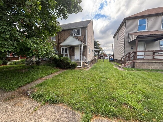 Building Photo - 2 Bed / 1 Bath in Clairton