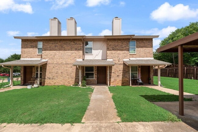 Building Photo - Completely Remodeled Triplex Unit B