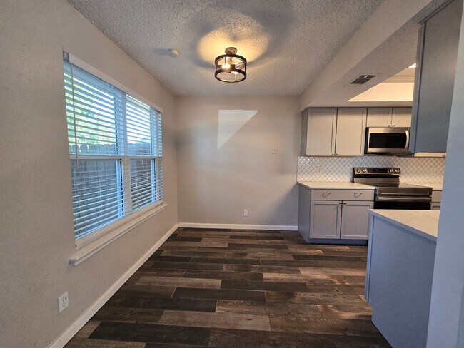 Photo - 8810 Springmail Cir Unidad B