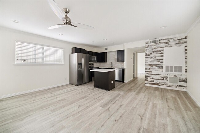 Photo - 300 Pecore St