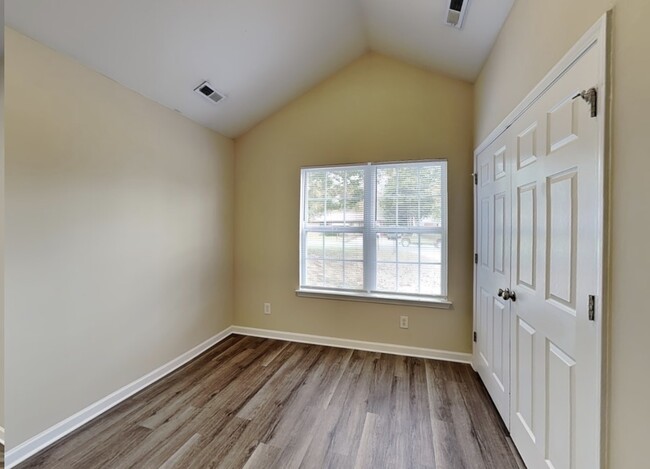 Photo - 2121 Centergrove Rd