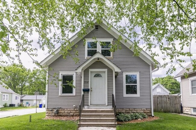 Building Photo - Updated 1.5 Story Rental