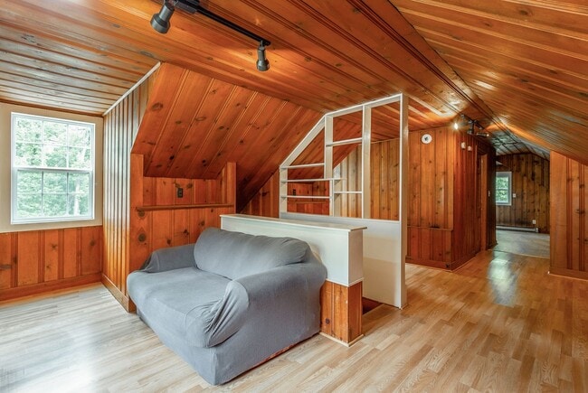 Building Photo - 321-325 Pine Ridge Road Unit B