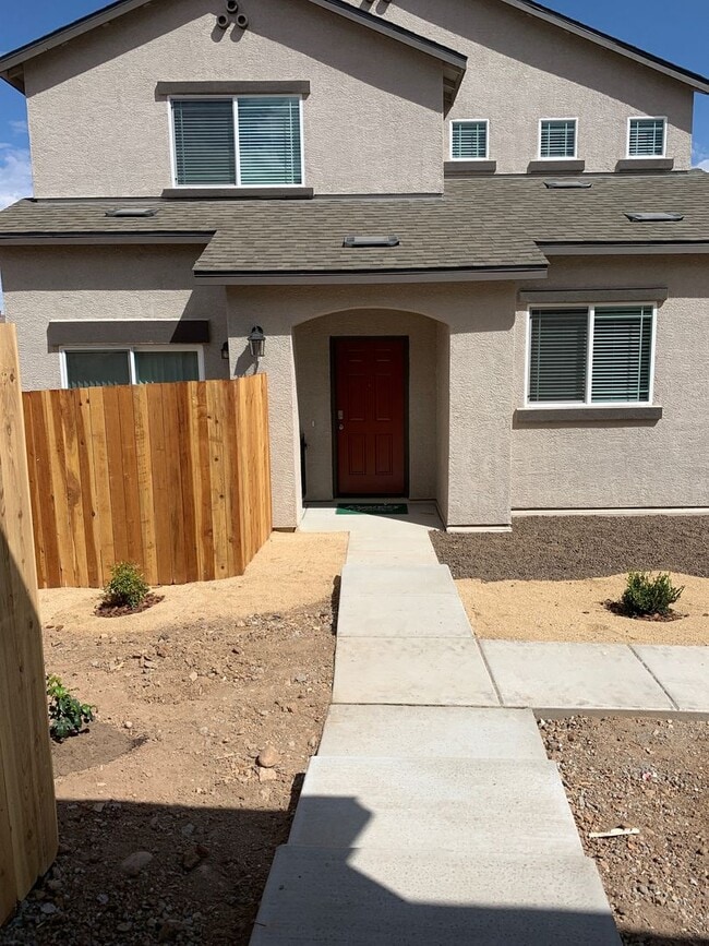 Building Photo - 4 bedroom Townhome