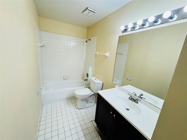 Photo - 3449 NW 44th St Unidad # 202