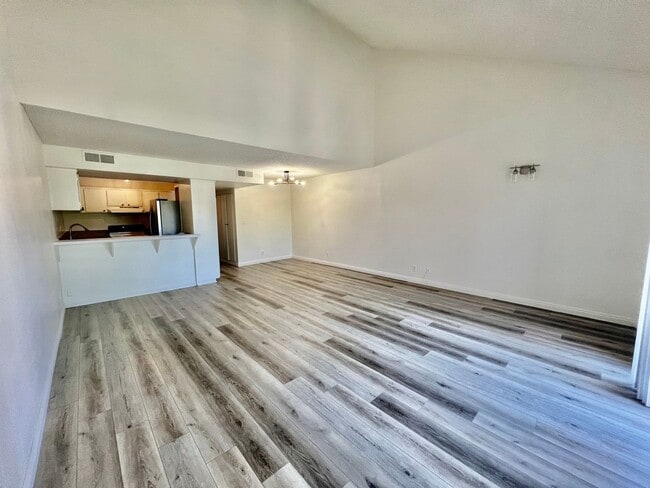 Building Photo - Georgous Calabasas Condo