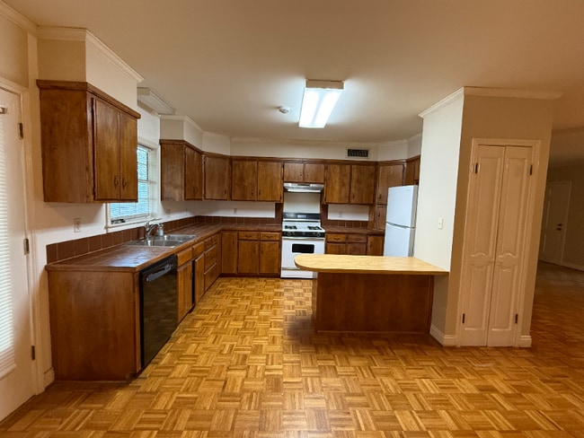 Photo - 108 Pillette Rd