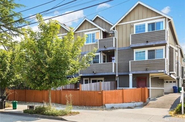 Building Photo - 11014 Greenwood Ave N Unit #B - 1