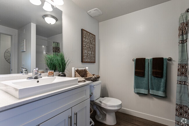 2BR, 2BA - 952 SF