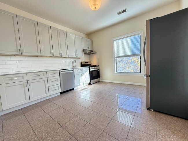 KITCHEN - 952 W Windsor Ave