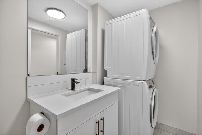 Building Photo - 12714-12772 72 St NW Unit GAR 12716