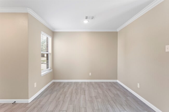 Photo - 838 Royal George Ln