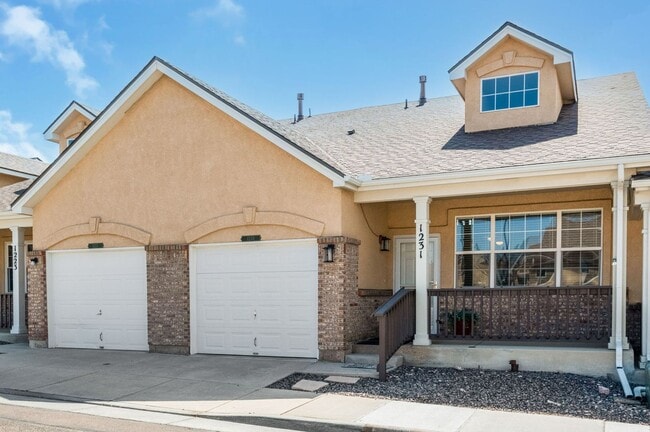 Building Photo - Relaxing townhome in Monument Villas