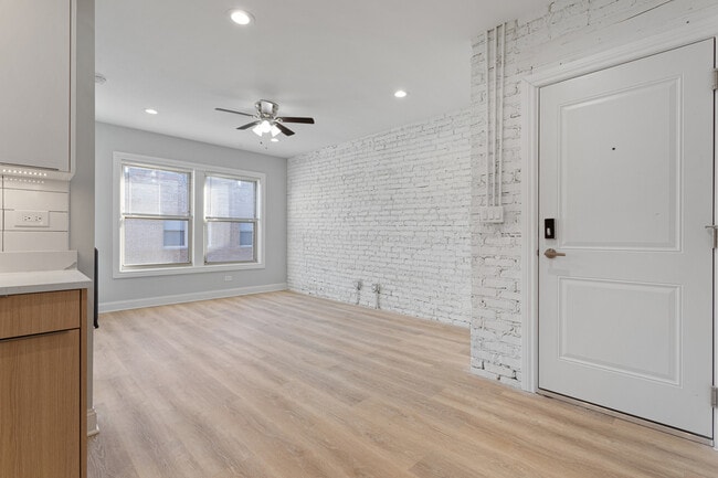 Photo - 1633 W Chase Ave Unit 1L