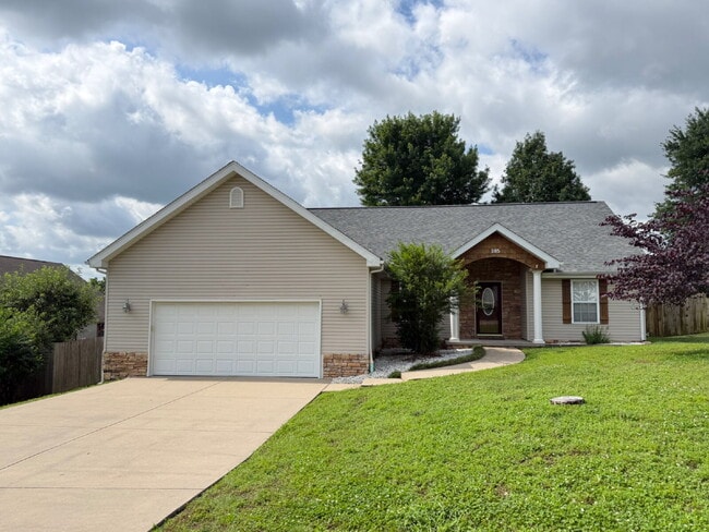 Building Photo - "Charming 3-Bedroom Summerbrooke home with 2 Full Baths with Fenced in, flat back yard”