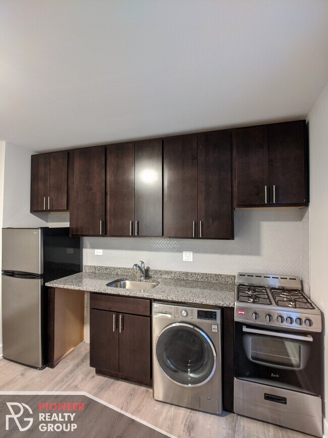 Photo - 423 W Belden Ave