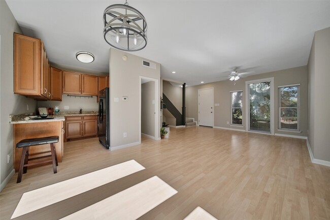 Building Photo - 2100 Tanglewilde St Unit 665