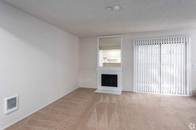 Sala de estar de un dormitorio - Trailwood Apartment Homes