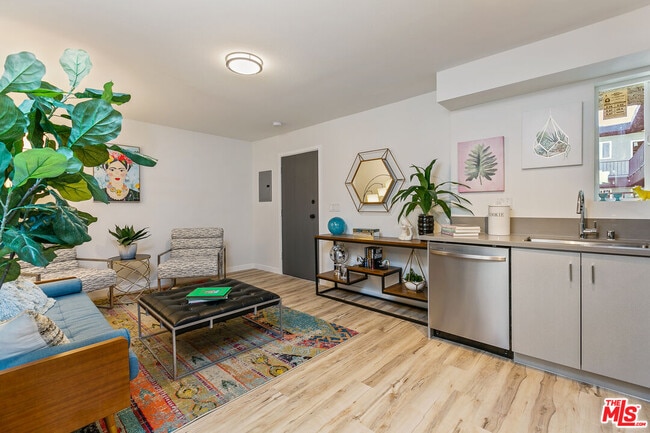 Photo - 6640 Woodley Ave Unidad 215