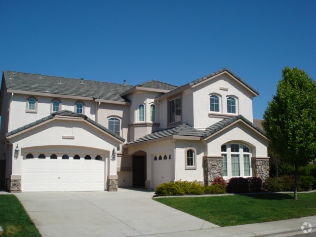 Building Photo - NICE 2-STORY HOME IN GATED COMMUNITY!