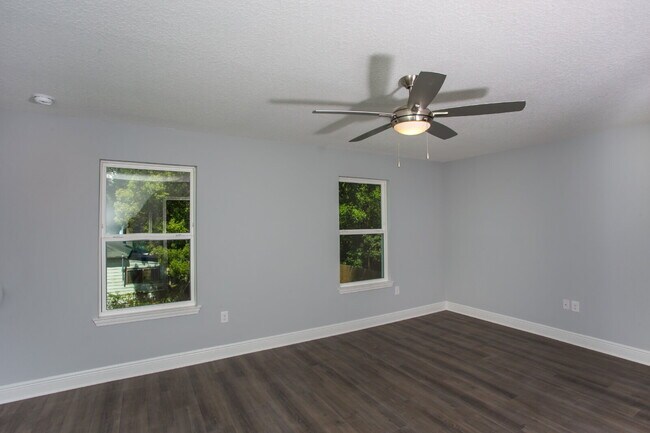 Photo - Great location! One block from DeVillier's Square and walking distance to Palafox.