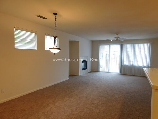 Photo - Spacious Elk Grove 3bd/2ba House with 2 Ca...
