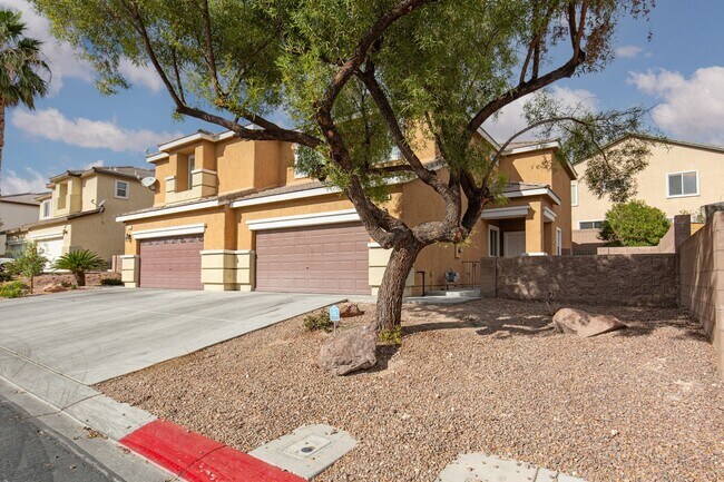 Building Photo - Well maintained NLV home with walk in clos...