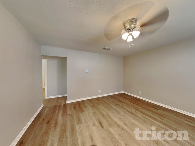 Photo - 902 Woodbrook St