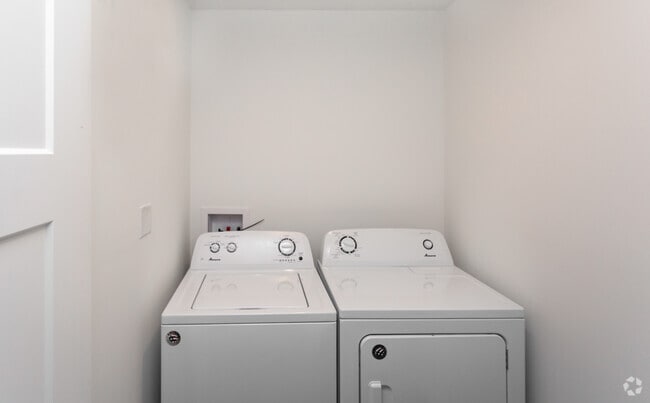 2BR, 2BA - 935 SF