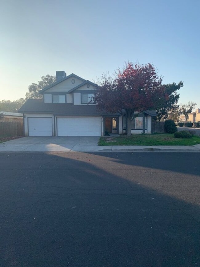 Building Photo - Beautiful 4 Bedroom 2 Bath Located in Nort... Rental