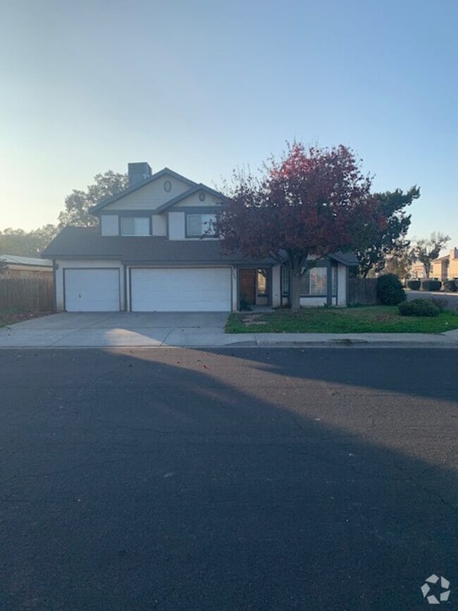 Building Photo - Beautiful 4 Bedroom 2 Bath Located in Nort... Rental