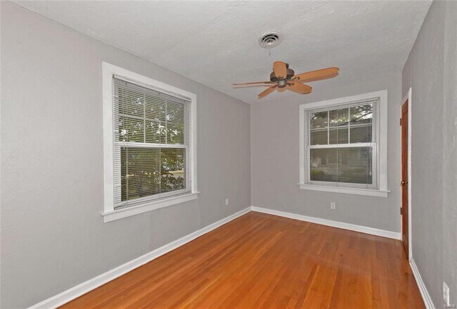 Photo - 6971 Lansdowne Ave