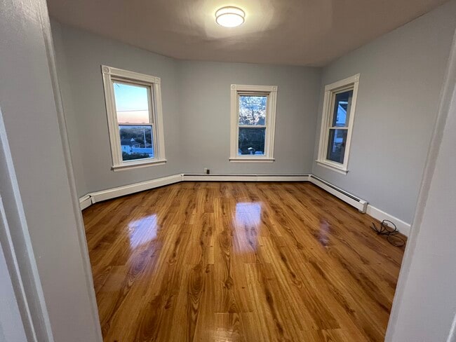 Photo - 29 Oak St Unidad Large 3 Bedroom Apartment