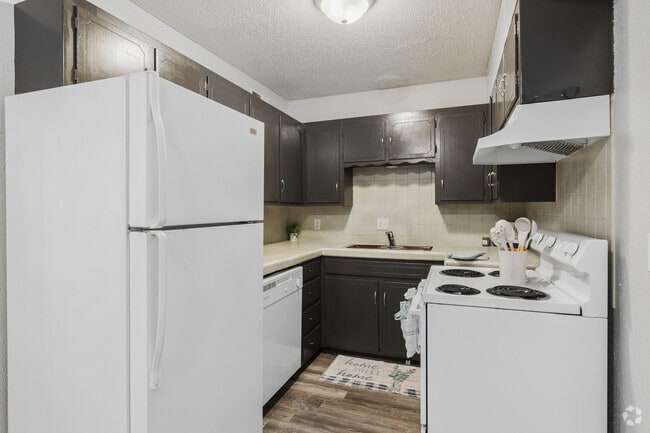 2BR, 2BA - 980SF - Kitchen - Legacy Ridge Apartments
