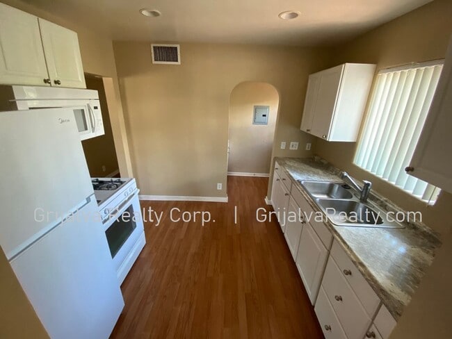 Photo - 1546 E 8th St