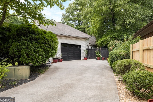 Photo - 2861 Dorby Close NE